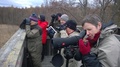 Kiikareita ja kaukoputkia ahkerassa käytössä.
Linturetki su 3.5.2014